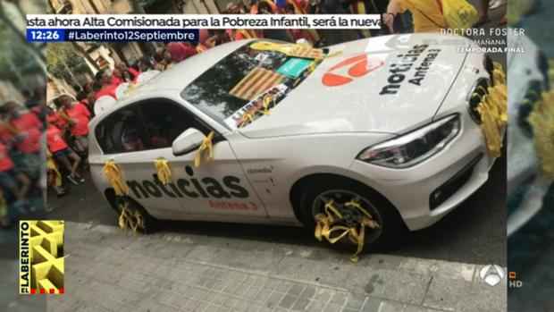 Un coche de Antena 3, zarandeado y adornado con símbolos independentistas en la Diada