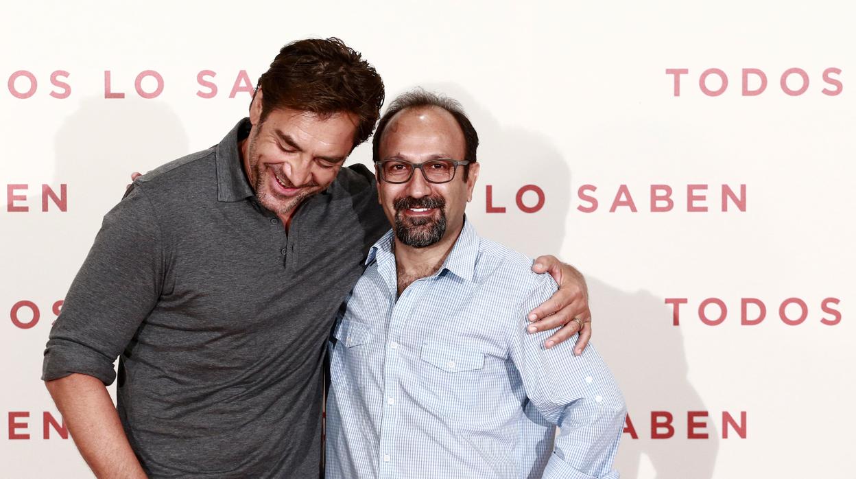 Javier Bardem con el director Asghar Farhadi en la presentación de «Todos lo saben» en Madrid