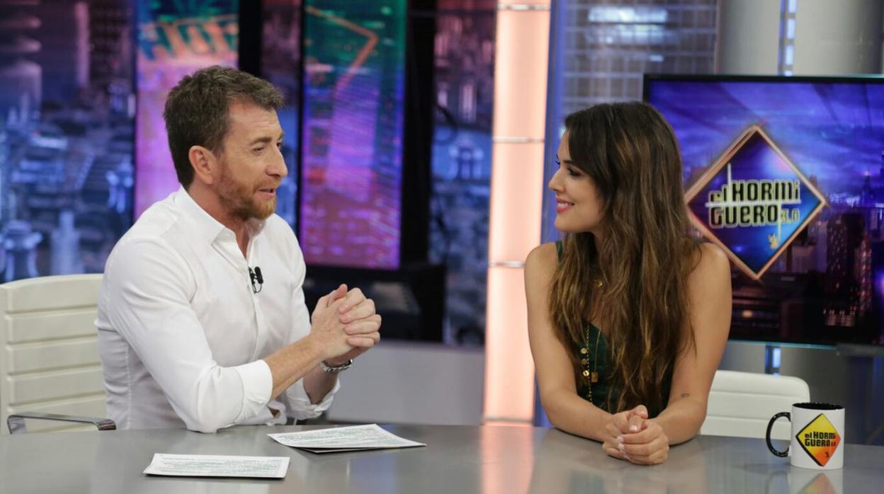 Pablo Motos y Adriana Ugarte, en «El hormiguero»