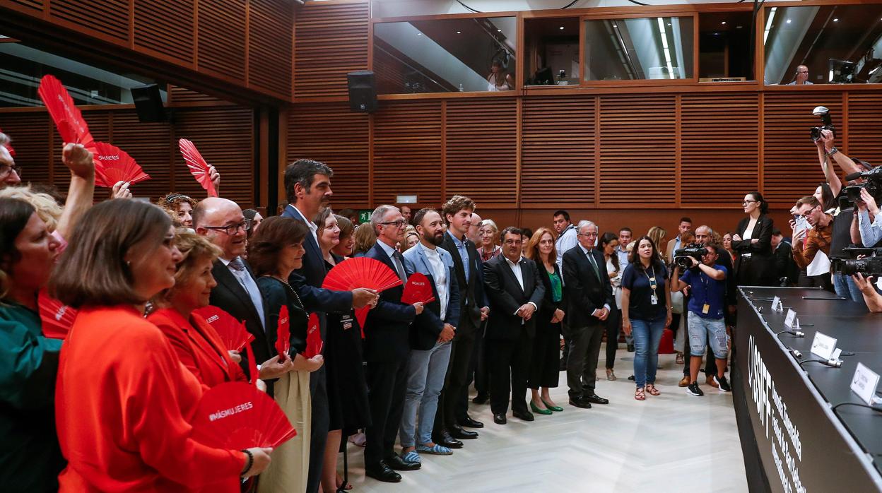 Autoridades y cineastas en la firma de la Carta por la paridad en el Festival de San Sebastián