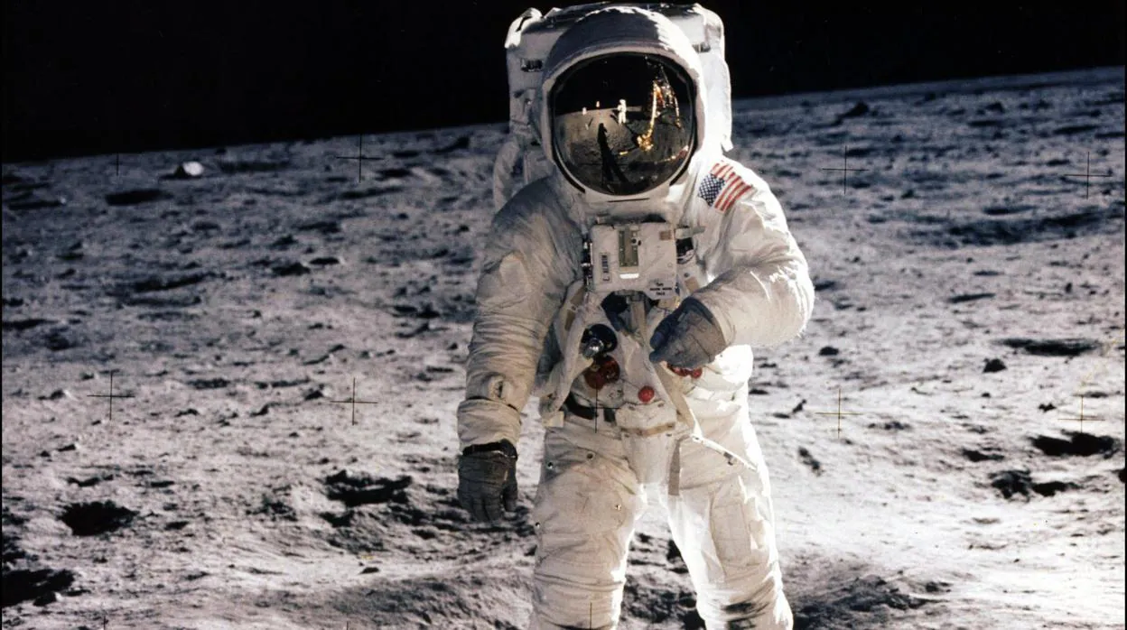 Fotografía de archivo tomada el 20 de julio de 1969 que muestra al astronauta estadounidense Neil Armstrong bajando del módulo lunar del Apolo XI en la superficie de la luna