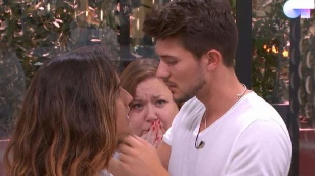 El esperado beso entre Julia y Carlos Right que divide a la audiencia de OT 2018