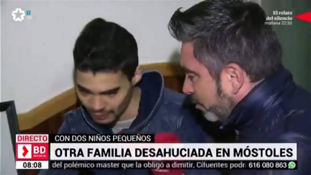 Un reportero se derrumba en directo tras informar del desahucio de una familia