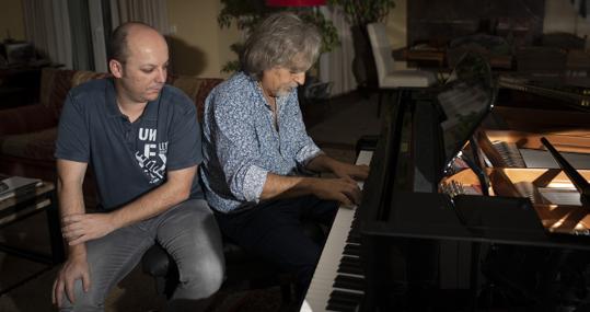 Santisteban toca el piano, con Martínez Lacámara de testigo