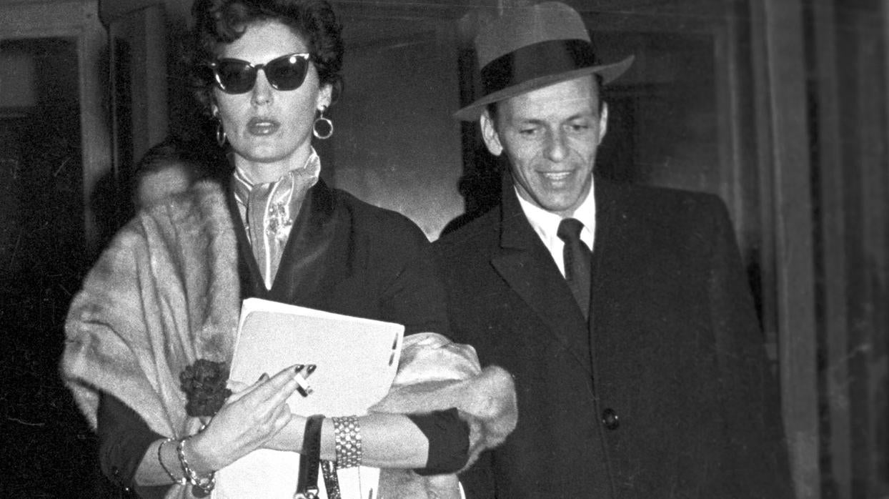 Frank Sinatra junto a Ava Gardner a la salida del Chicote madrileño