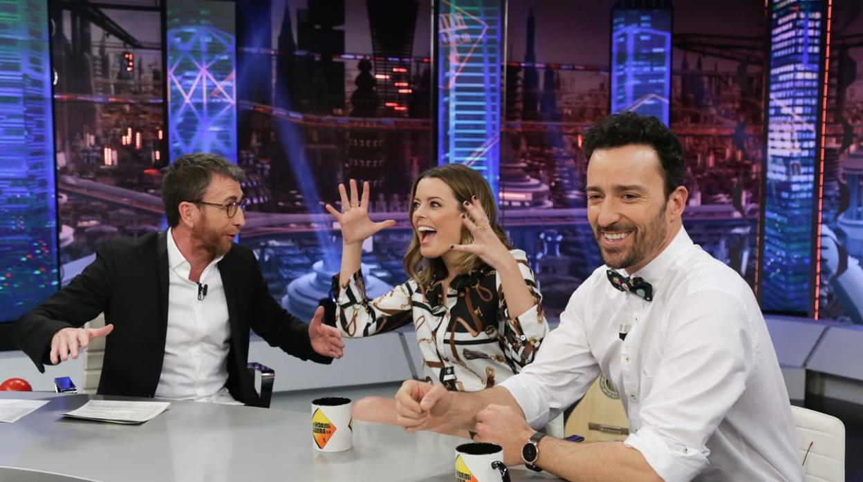 Pablo Motos, junto a Adriana Torrebejano y Pablo Puyol en «El hormiguero»