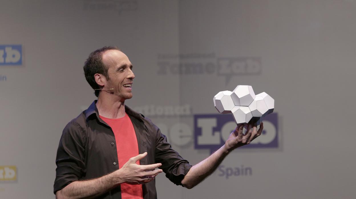 Eduardo Sáenz de Cabezón, presentador de la nueva temporada de Órbita Laika en TVE