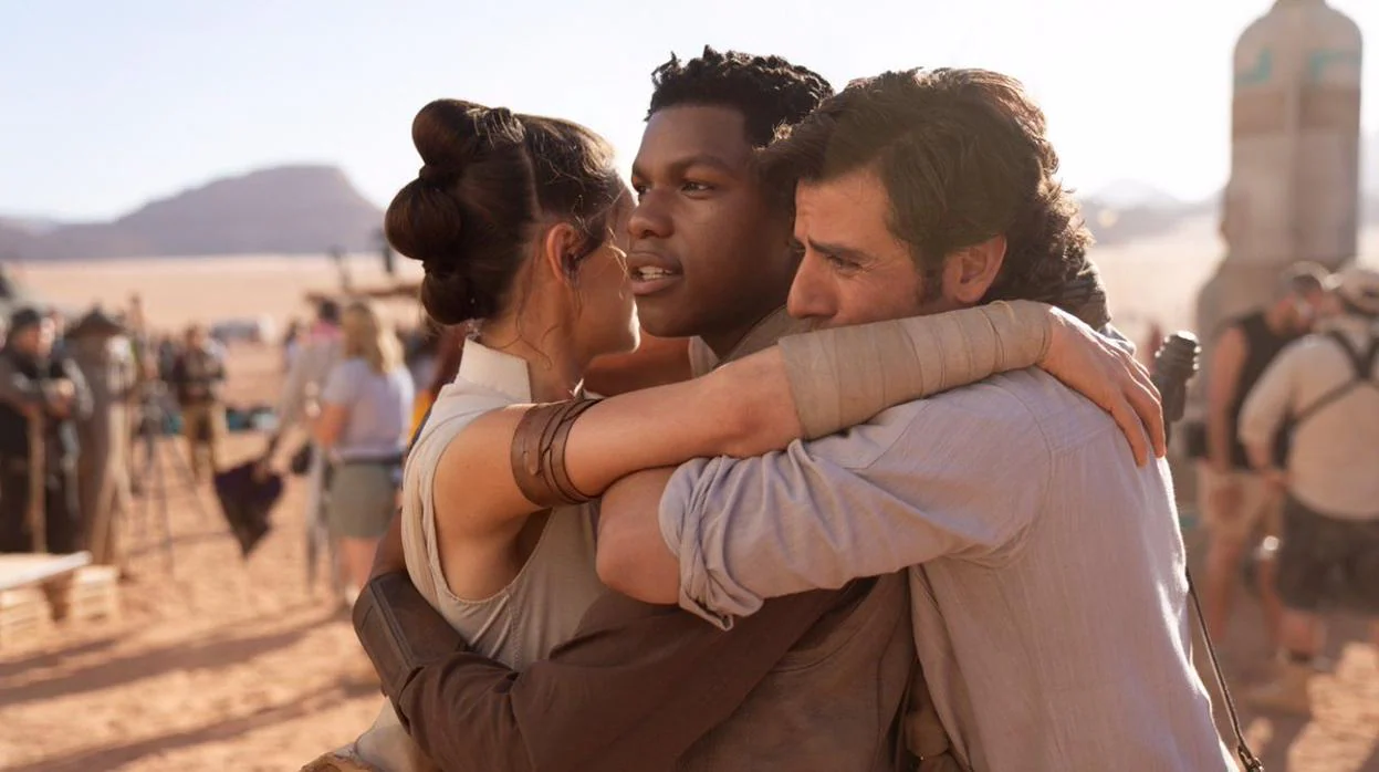 Daisy Ridley, John Boyega y J.J Abrams fundiéndose en un emotivo abrazo