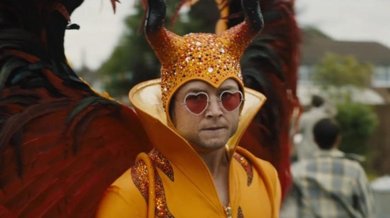 Taron Egerton como Elton John en «Rocket Man»