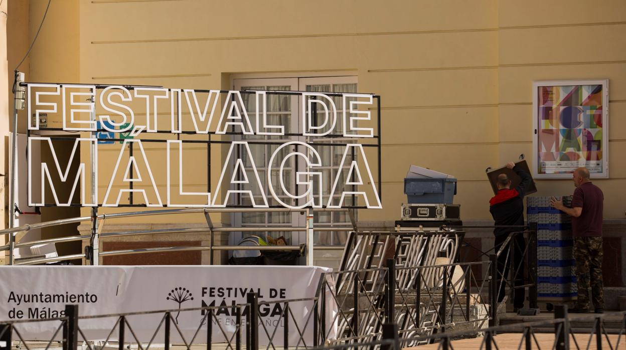 Vista parcial de la plaza del Teatro Cervantes de Málaga donde los operarios ultiman en estas últimas horas los preparativos para que esté todo listo y, desde este viernes, el Festival de Cine en Español de Málaga