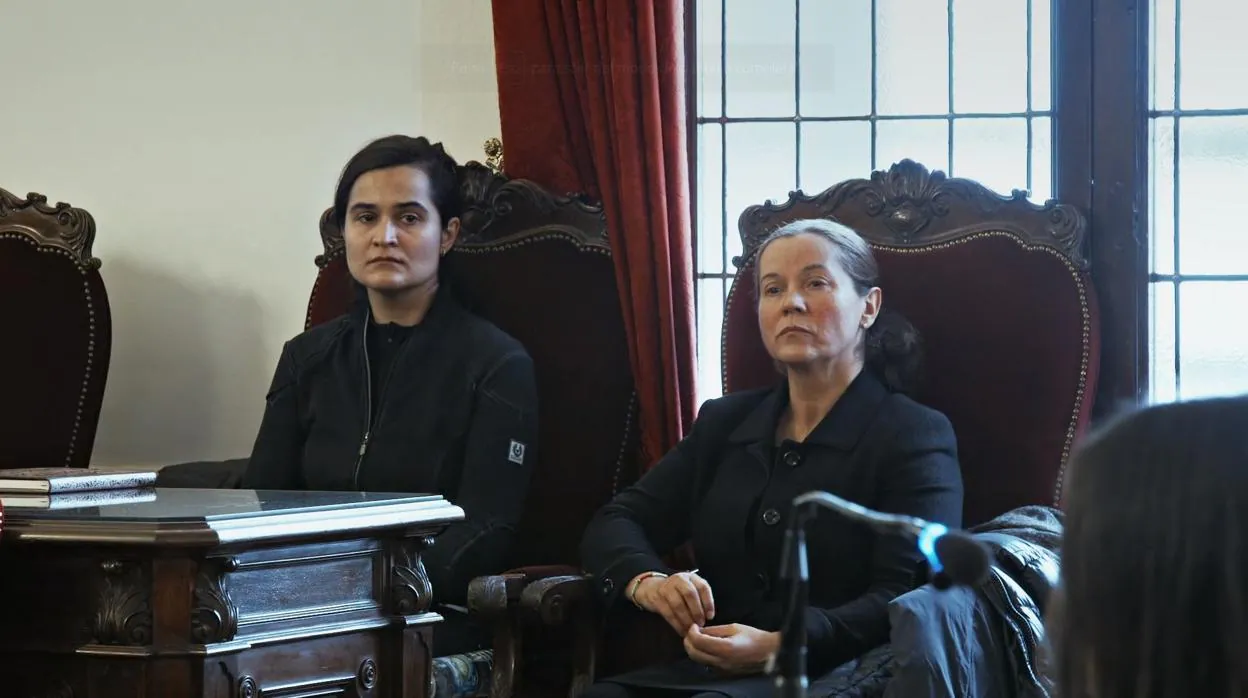 Monserrat y Triana, autoras del crimen de Isabel Carrasco en una escena del documental «Muerte en León: Caso cerrado»