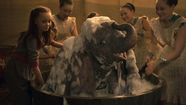 Crítica de «Dumbo»: Tim Burton le roba la tinta a la Disney