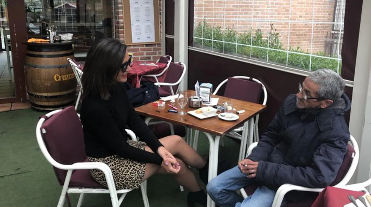 Ramón «el vanidoso» tomando un café con la reportera Alejandra Andrade
