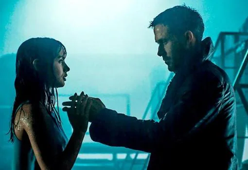 Ana de Armas y Ryan Gosling, en «Blade Runner 2049»