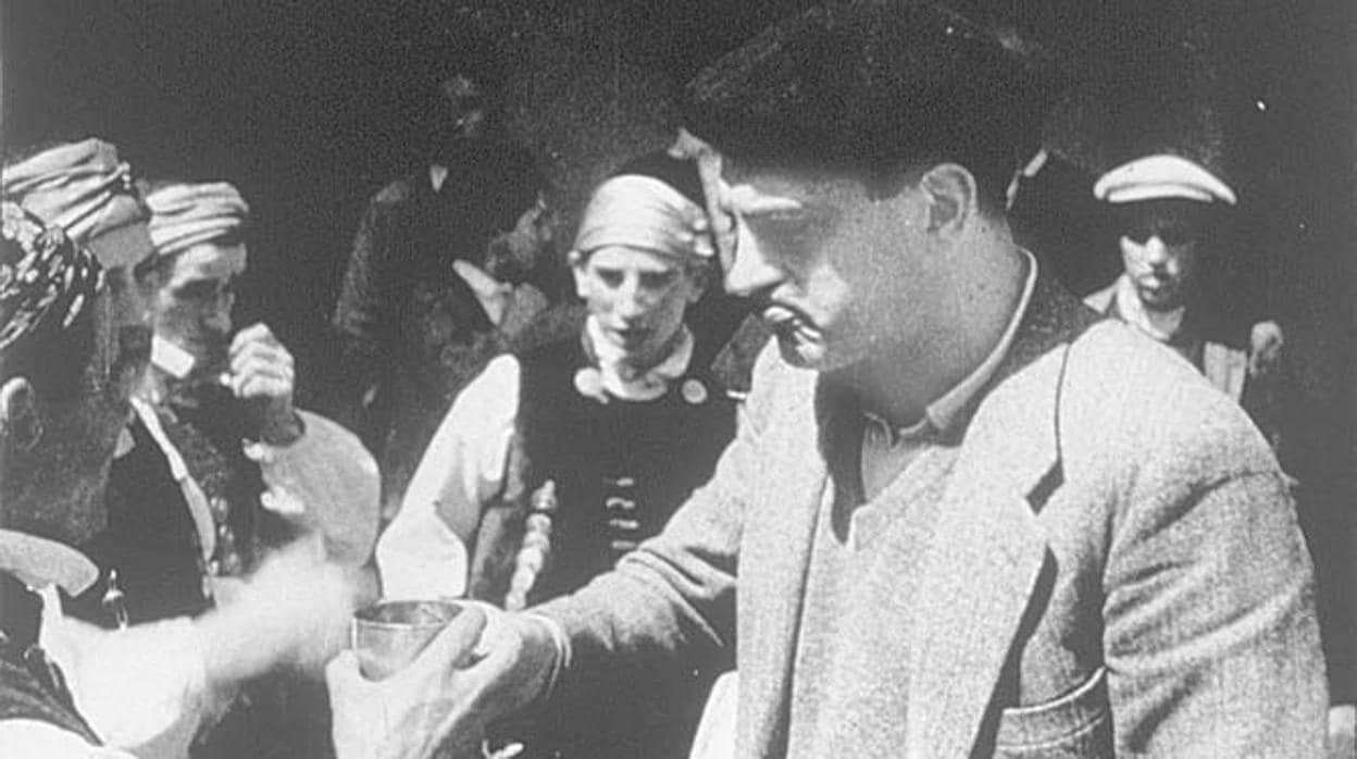 Luis Buñuel en el rodaje de «La alberca, de 1933