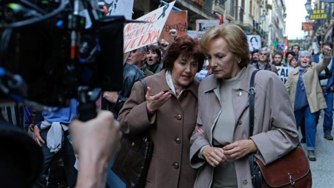 Ane Gabarain (Miren) y Elena Irureta (Bittori), en una manifestación etarra en San Sebastián