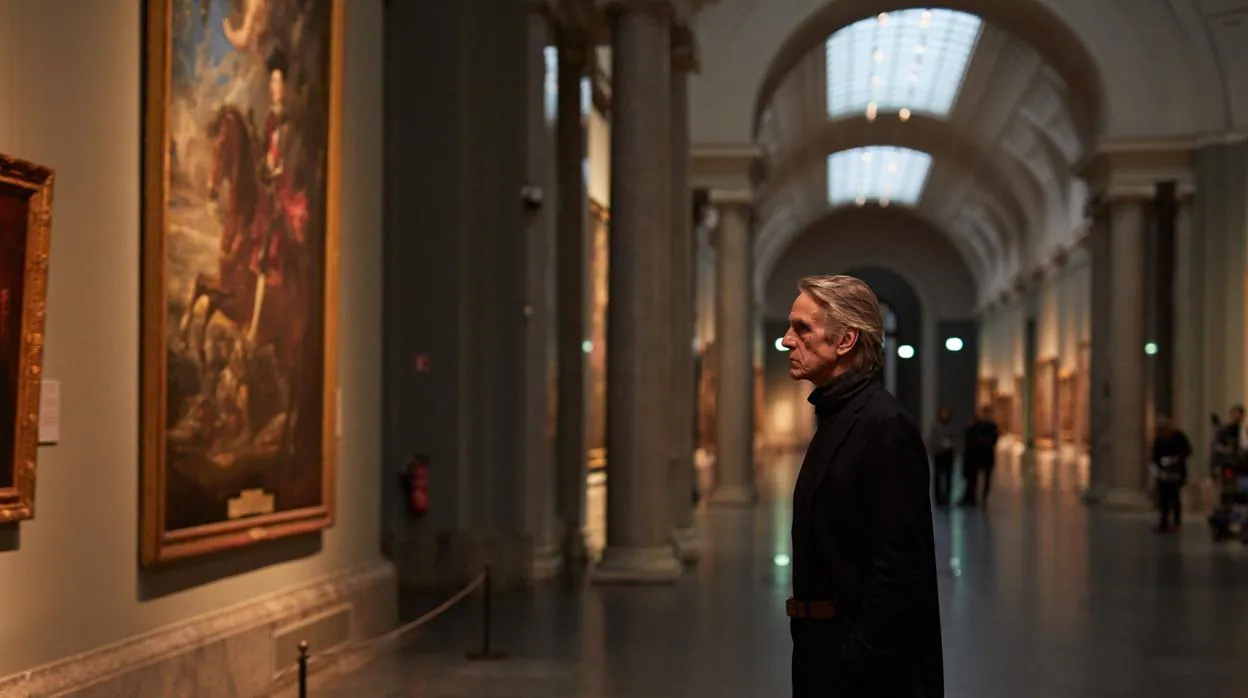 Jeremy Irons observa una obra antes de rodar el documental «Pintores y reyes del Prado»