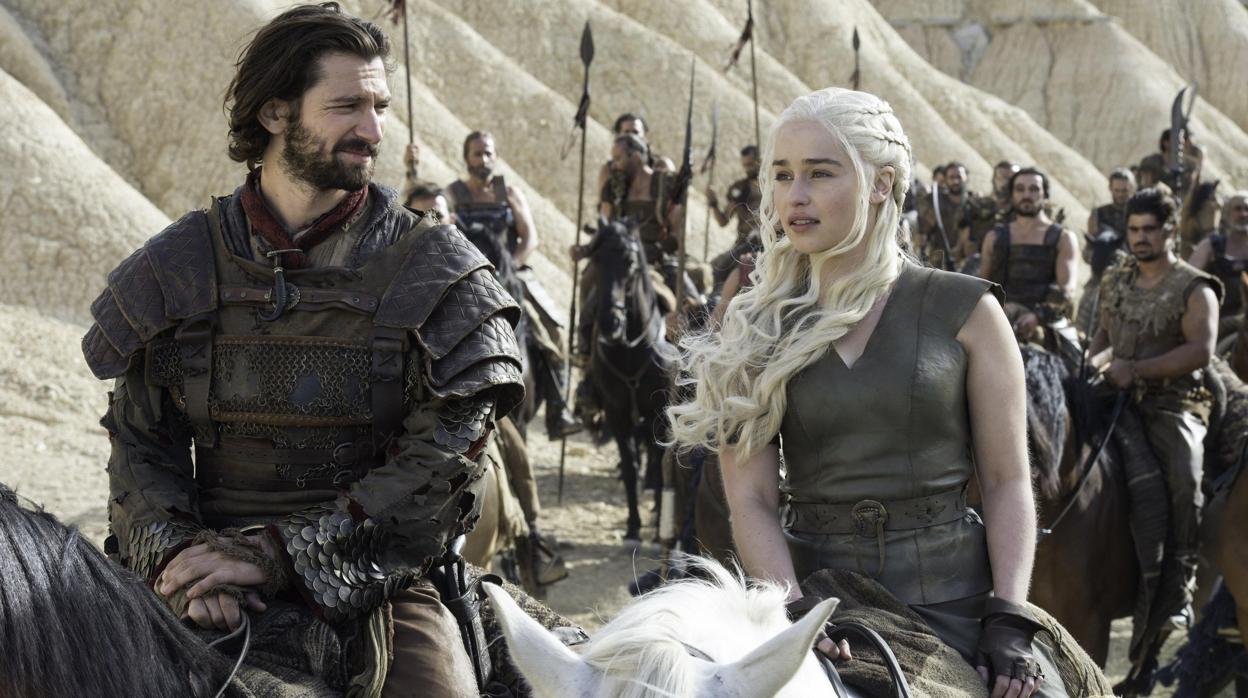Daario Naharis (Michiel Huisman), junto a Daenerys (Emilia Clarke) en «Juego de Tronos»