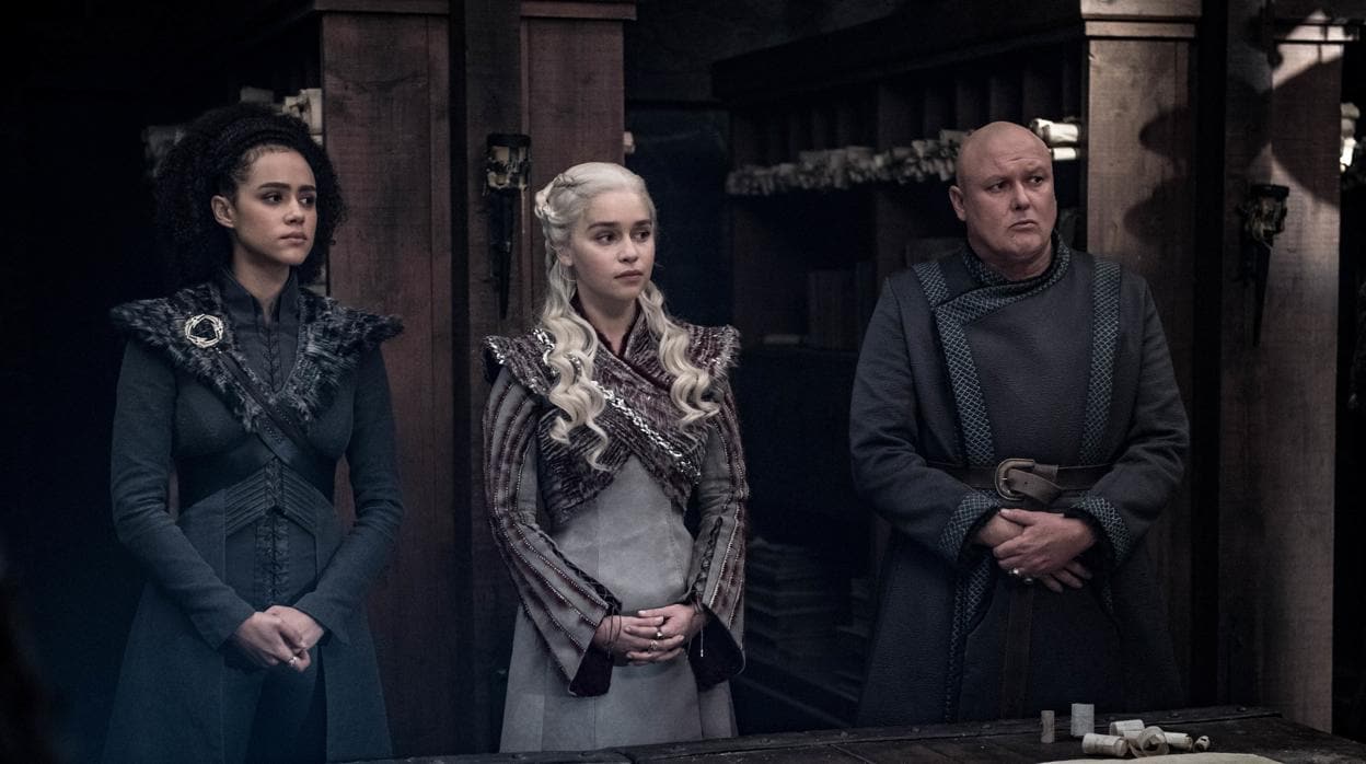 Missandei (Nathalie Emmanuel), Daenerys (Emilia Clarke) y Varys (Conleth Hill), en «Juego de Tronos»
