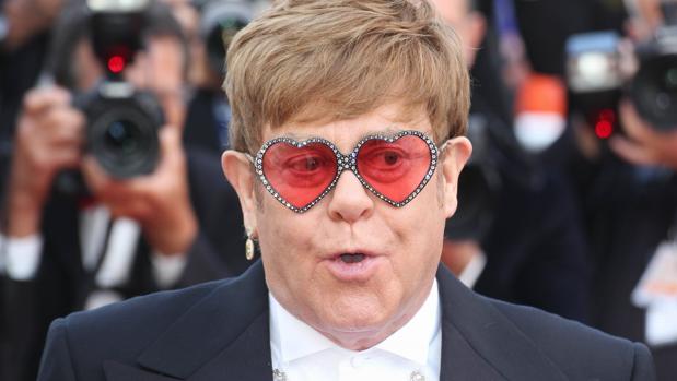 Elton John se da un baño de masas en el estreno mundial de su biopic