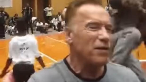 Agreden a Arnold Schwarzenegger con una patada por la espalda durante un acto en Sudáfrica