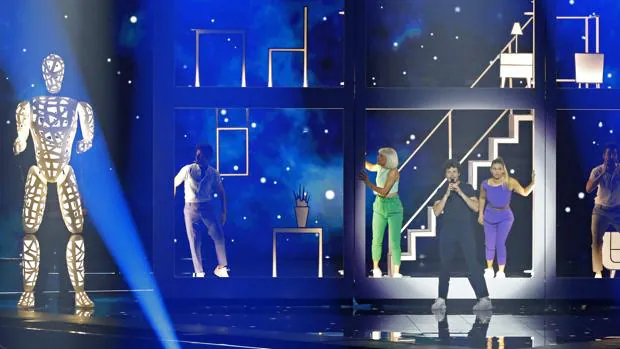 Paco, la marioneta gigante que acompaña a Miki sobre el escenario en Eurovisión