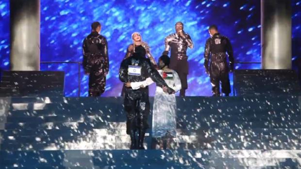 Madonna sí que hace política en Eurovisión con una bandera de Palestina