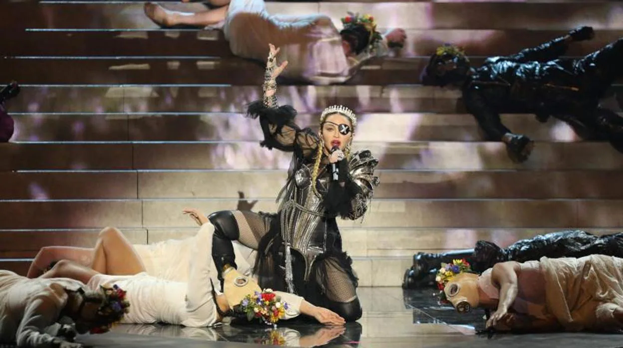 Madonna durante su actuación sobre el escenario de Eurovisión 2019
