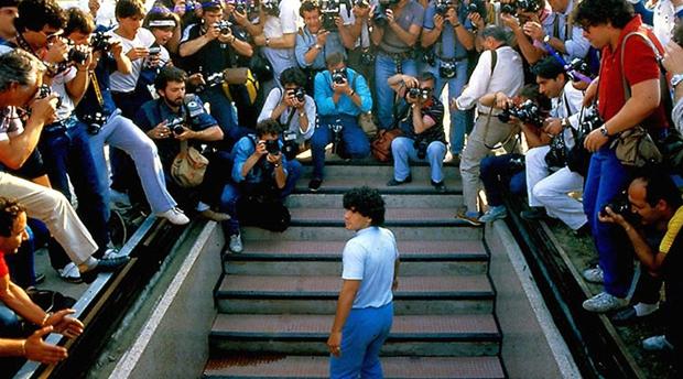 Maradona carga contra su propio documental, que le califica de «rebelde, estafador y Dios»: «No vayan a verla»