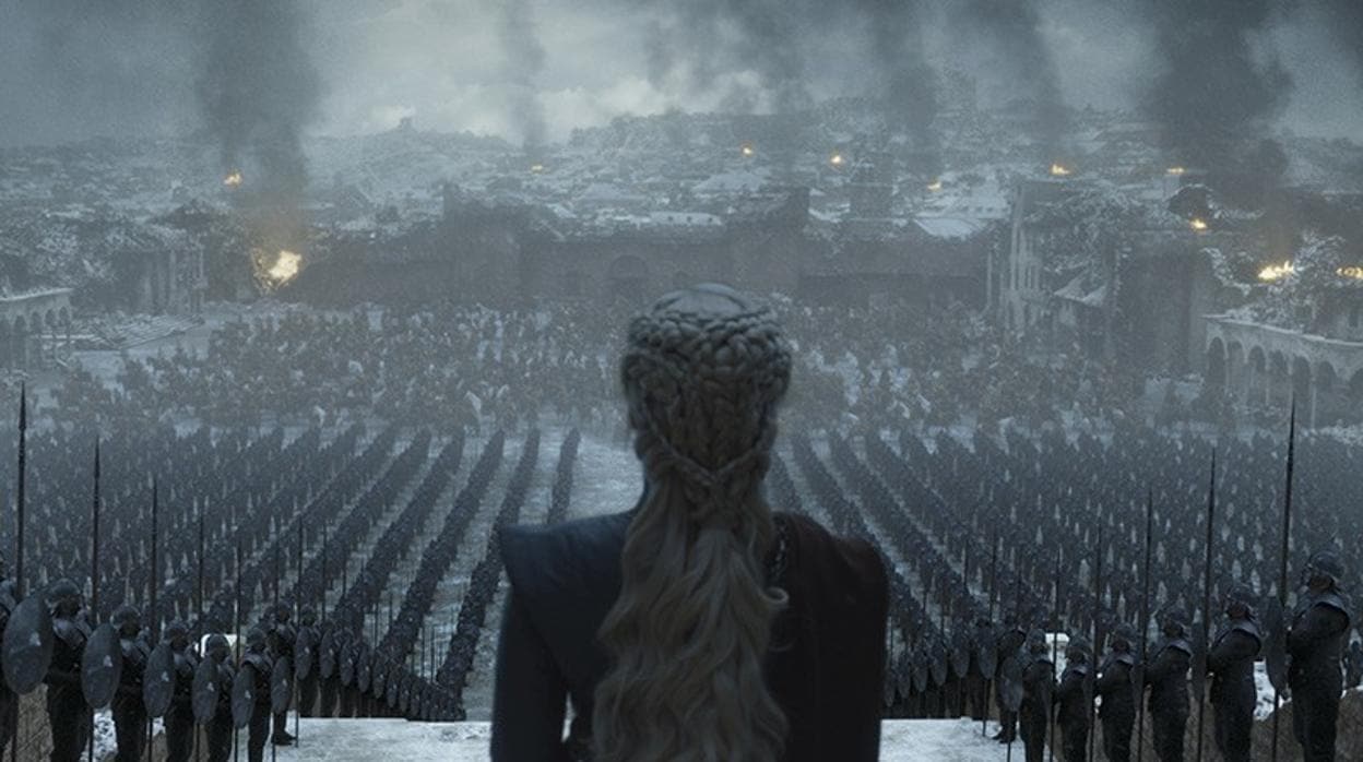 Daenerys Targaryen se dirige a sus tropas