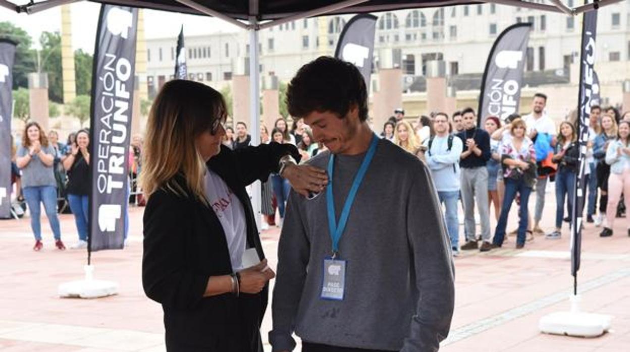 Miki Núñez obteniendo su pegatina de Noemí Galera durante el casting de «OT 2018»