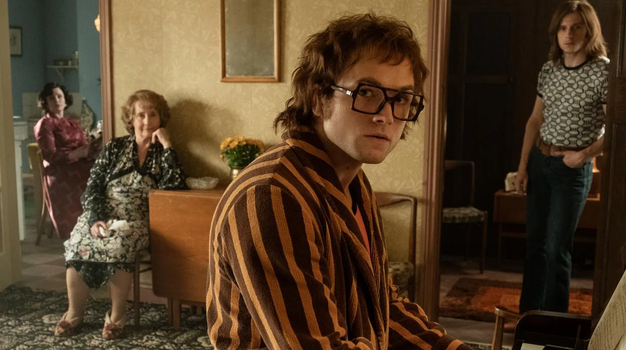 Elton John (Taron Egerton), interpreta una canción al piano, en su casa, antes de ser la estrella mundial del pop