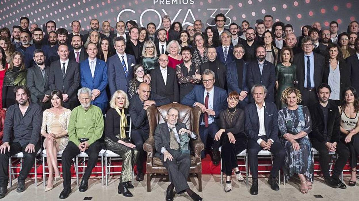Chicho Ibáñez Serrador, rodeado por los nominados al Goya 2019, el día que recibió su premio de Honor