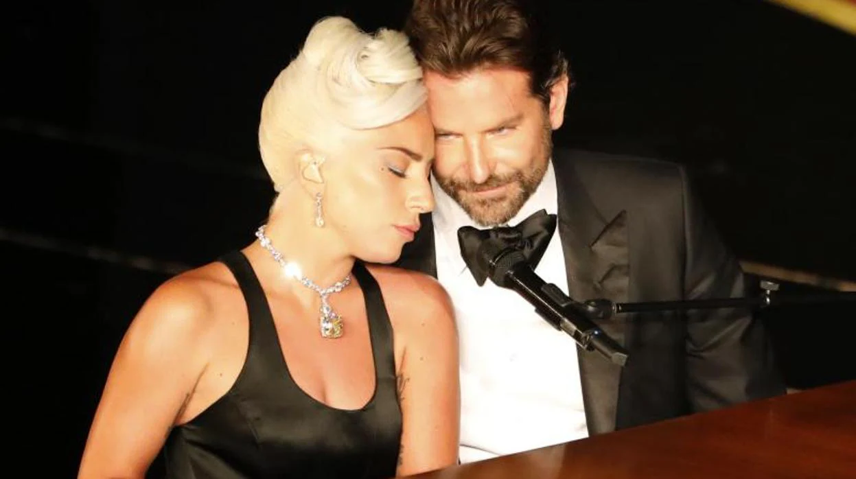 Lady Gaga y Bardley Cooper interpretando «Shallow» en la gala de los Oscar