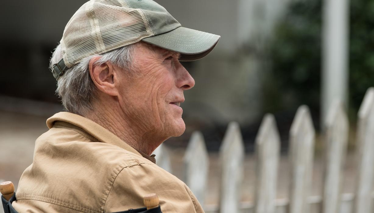 Clint Eastwood, en la silla de director de su anterior filme, «Mula»