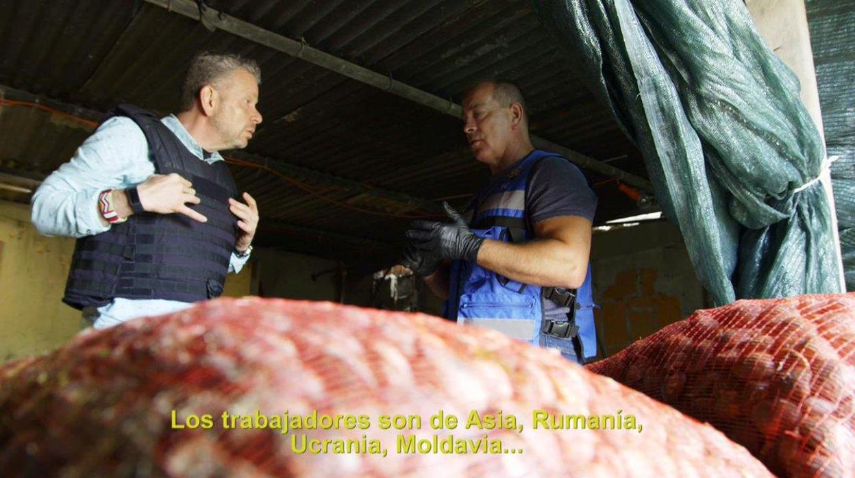Alberto Chicote (con chaleco antibalas) destapa el fraude de la almeja ilegal contaminada