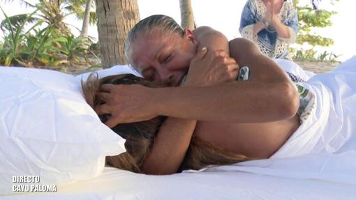 Isabel Pantoja abrazando a su hija en «Supervivientes 2019»