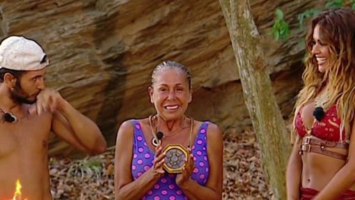 Isabel Pantoja posando con el collar de líder