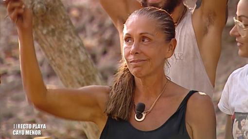 Isabel Pantoja sosteniendo su mechón de pelo