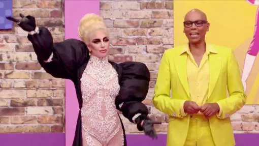 RuPaul junto a Lady Gaga en una escena de la serie