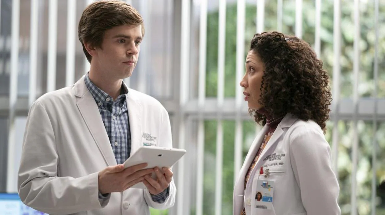 Los doctores Shuan Murphy y Carly Lever en una escena de «The Good Doctor»
