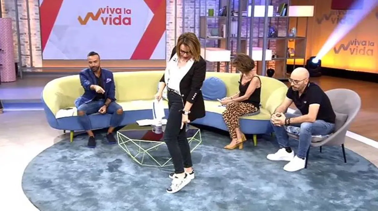 Toñi Moreno promocionando unas zapatillas en «Viva la vida»