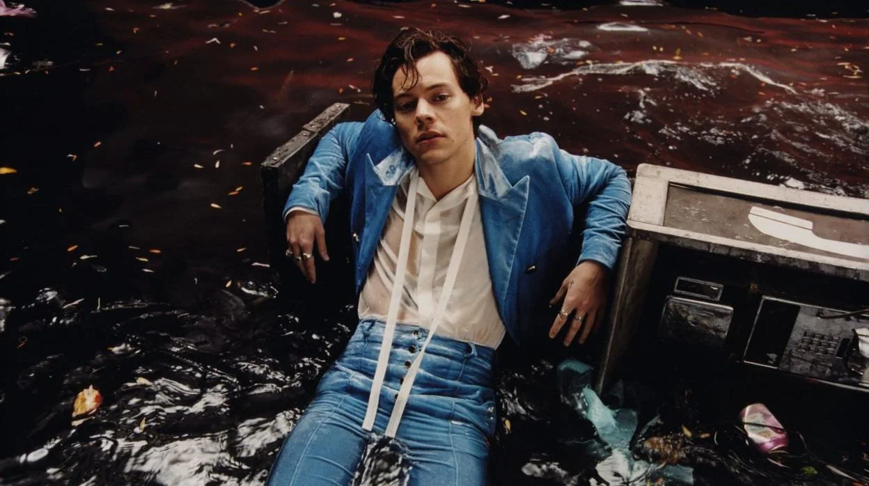 Harry Styles, pasado por agua, en una foto promocional