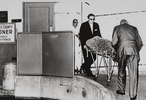 Imagen publicada por el Daily Mail del traslado de los restos mortales de Marilyn Monroe. Las fotografías que Fox News emitirá son explícitas del cadáver