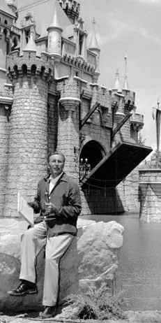 Walt Disney junto al castillo de Disneyland
