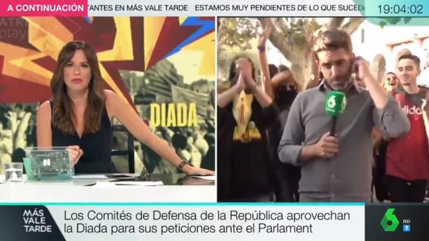 Acusan a un reportero de La Sexta de pedir a un grupo de independentistas que boicoteen su conexión en directo