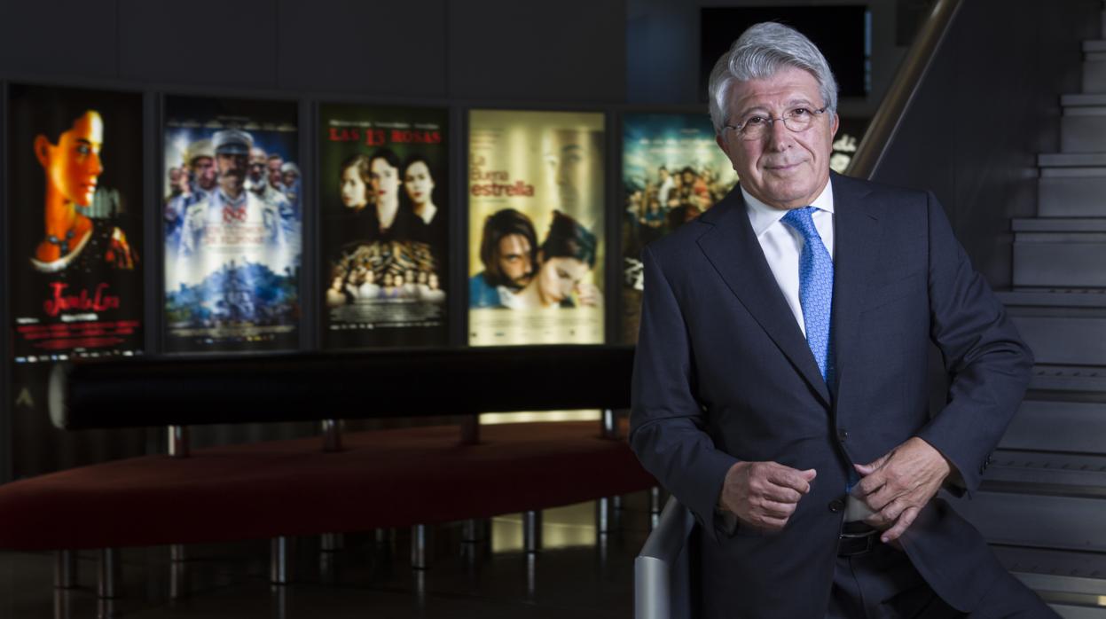 Enrique Cerezo, en las oficinas de su productora, posa antes algunos de los carteles de sus películas más exitosas, como «Juana la loca», «Las 13 rosas», «La buena estrella» o «Los últimos de Filipinas»