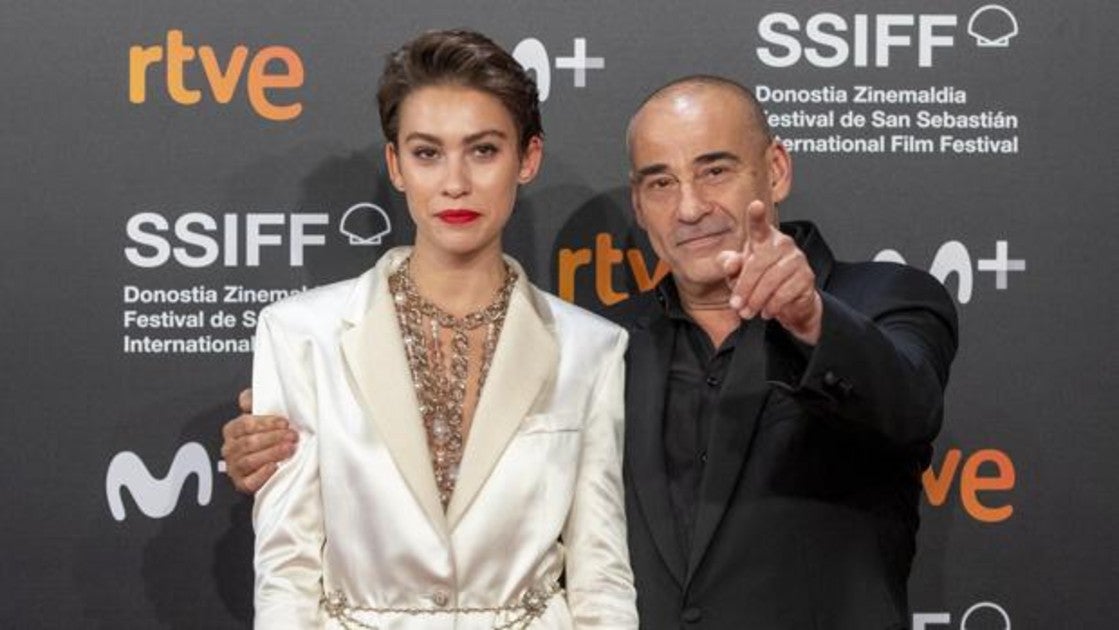 Greta y Eduard Fernández, en el photocall de presentación de La hija de un ladrón en el Festival de San Sebastián