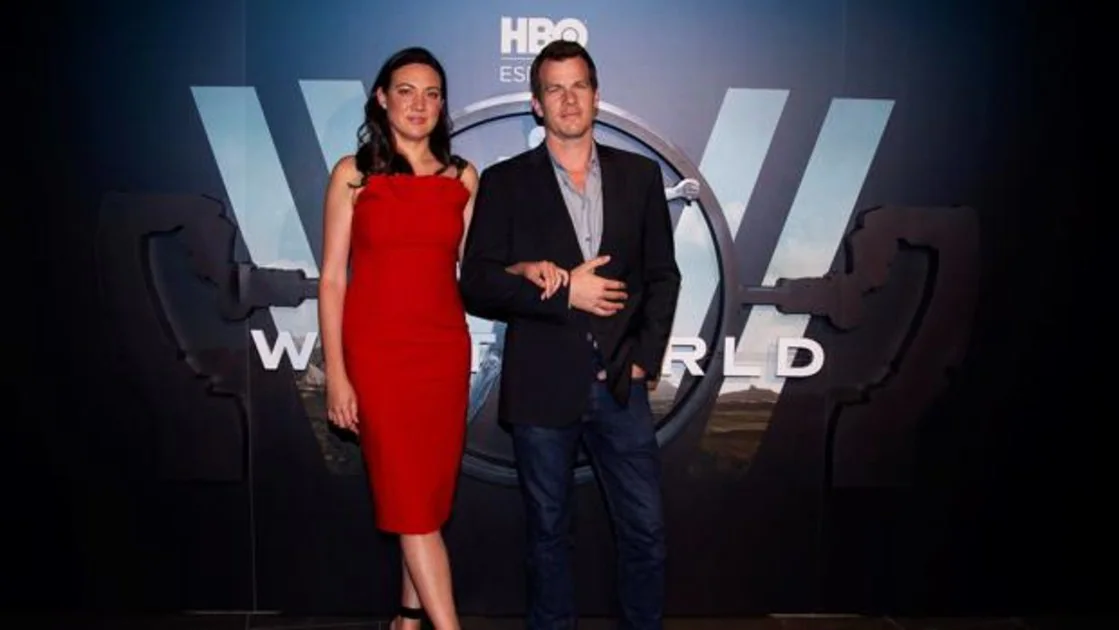 Jonathan Nolan y Lisa Joy, creadores de la serie de HBO "Westworld"