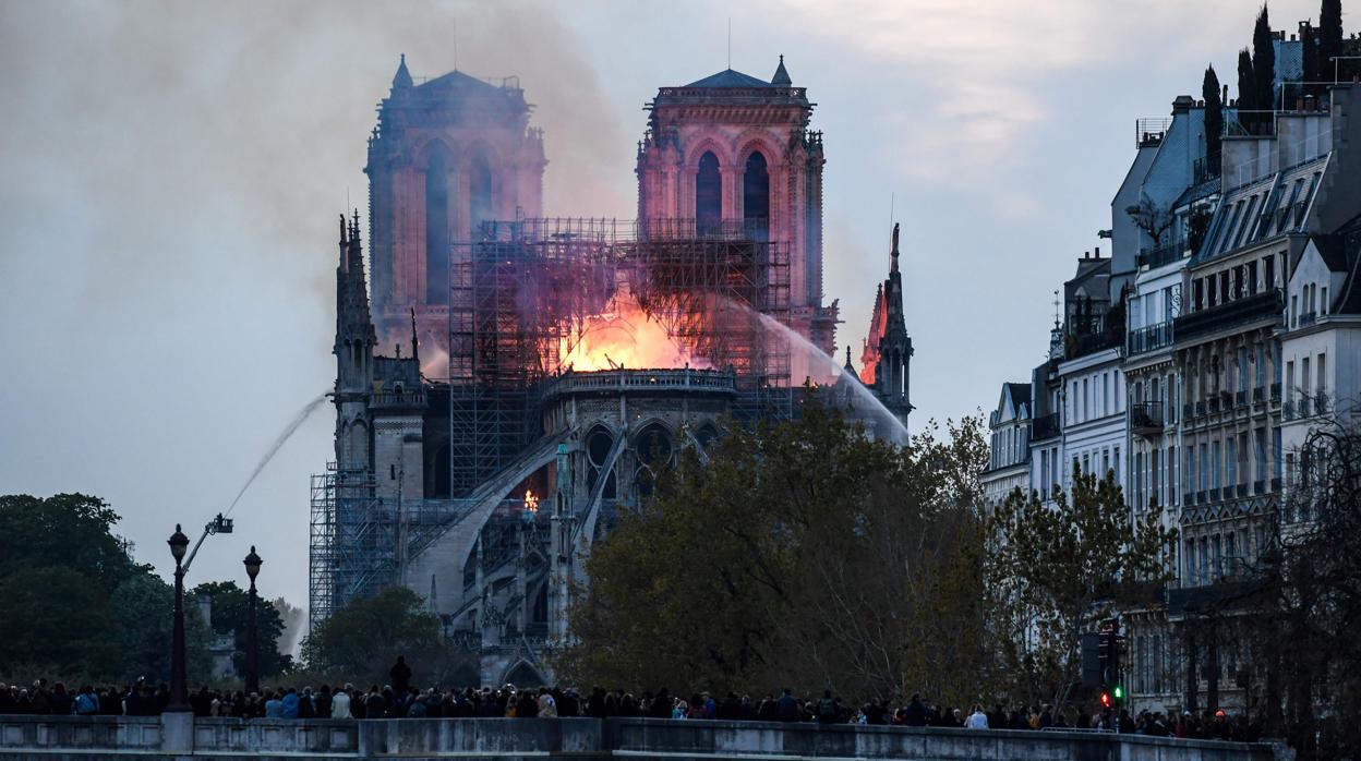 Los bomberos, tratando de apagar el incendio que asoló Notre Dame